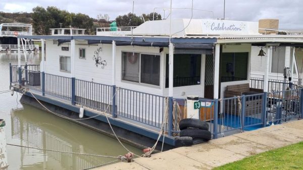 Houseboat hire